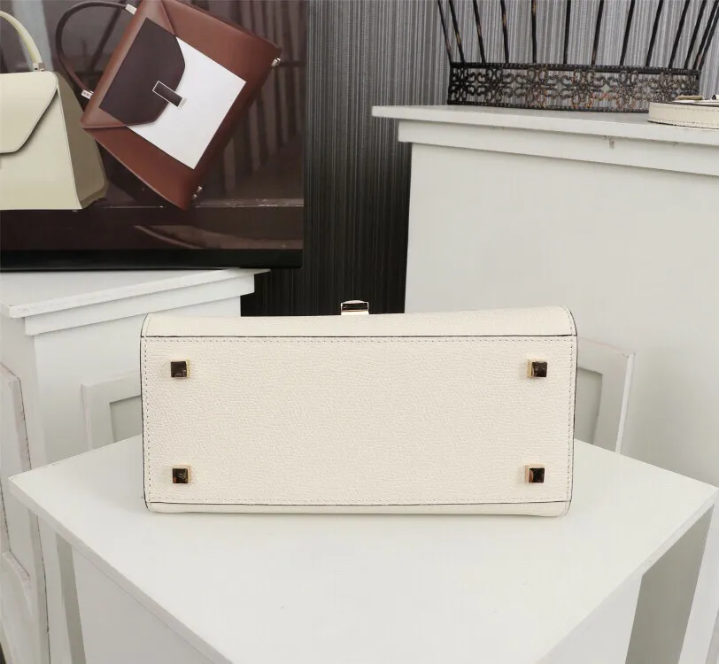 In stock👉Original small size off-white👉Valextra Valextra Iside, known as Italian Hermès, is one of Valextra's most representative designs. There is no obvious logo, but the simple collective line design is very recognizable, full of architectural art, and shows a capable and intellectual style. It is made of imported palm-print lining cowhide, with up to five stitches of handwork, and the shiny oil edges test the skill of the craftsman. Small size: 22Cm